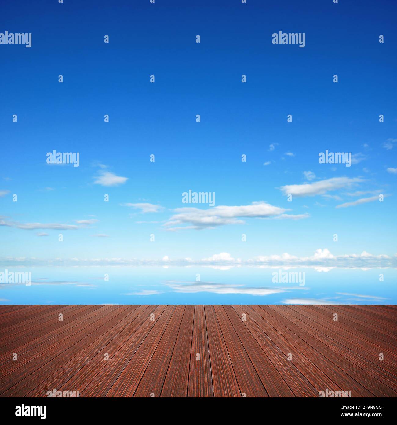 Holzplanke als Pier oder Deck auf blauem Meer Wasser und Himmel Hintergrund Stockfoto