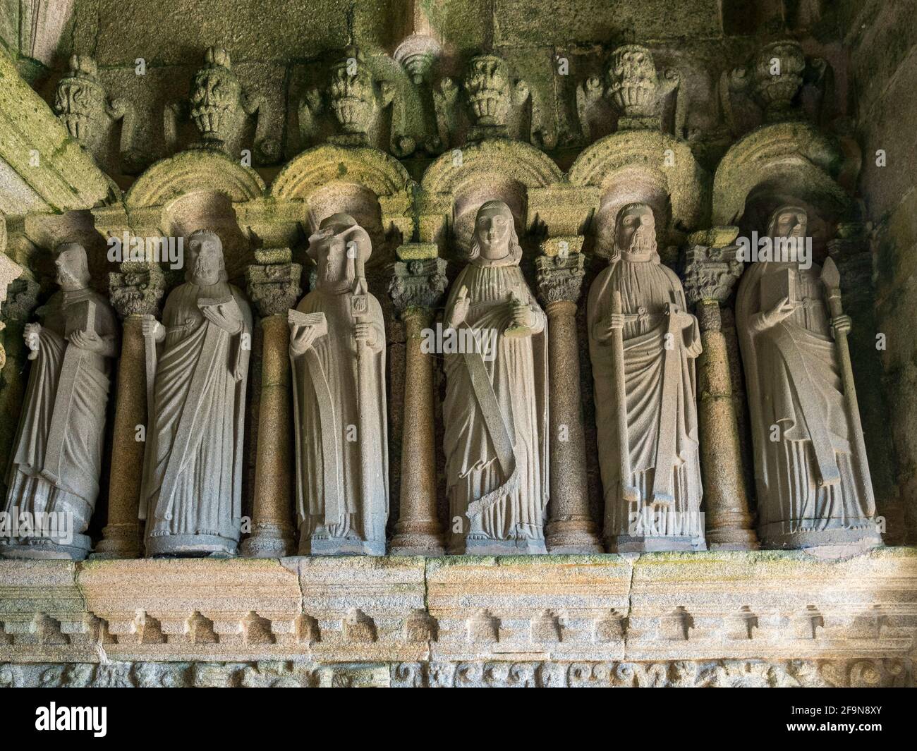 Gruppe von Statuen (die 12 Apostel) Hauptportal Saint Goulven Kirche, Finister, Bretagne Frankreich. Stockfoto