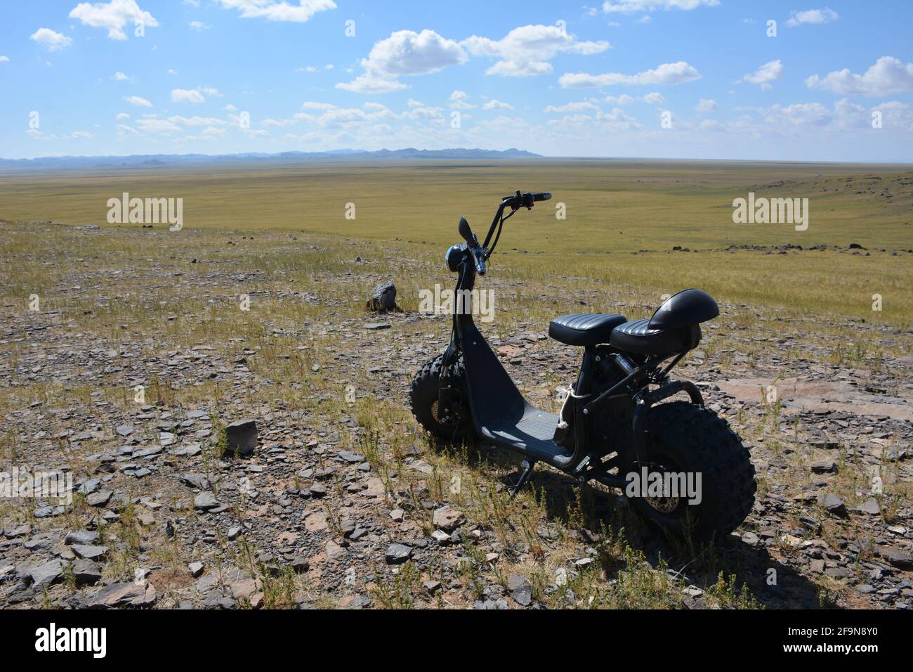 Ein elektrisches „Harley“-Motorrad, das von der Three Camel Lodge in der Wüste Gobi in der Mongolei als Verleih angeboten wird, ist eine spektakuläre Möglichkeit, die Gegend zu erleben. Stockfoto