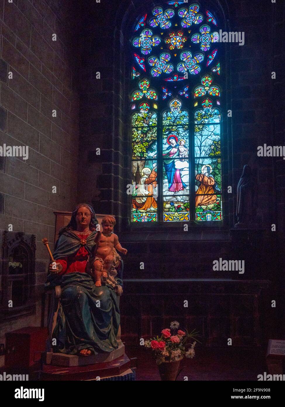 Madonna mit Kind. Statue der Jungfrau Maria und des Jesuskindes. Notre Dame de Folgoët, Finisttère, Bretagne, Stockfoto