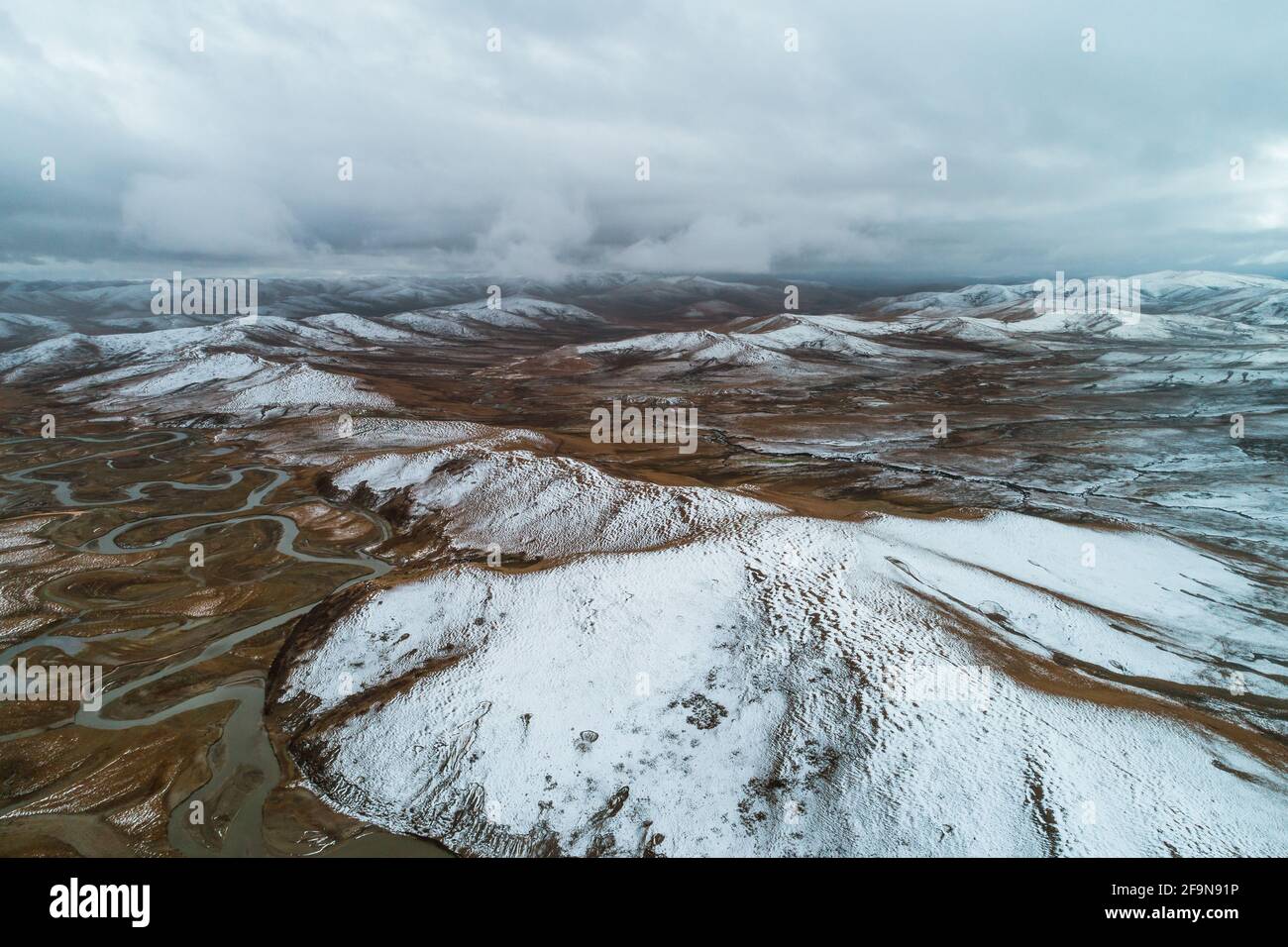 Luftaufnahmen der natürlichen Landschaft des Feuchtgebiets nach Der Schnee Stockfoto
