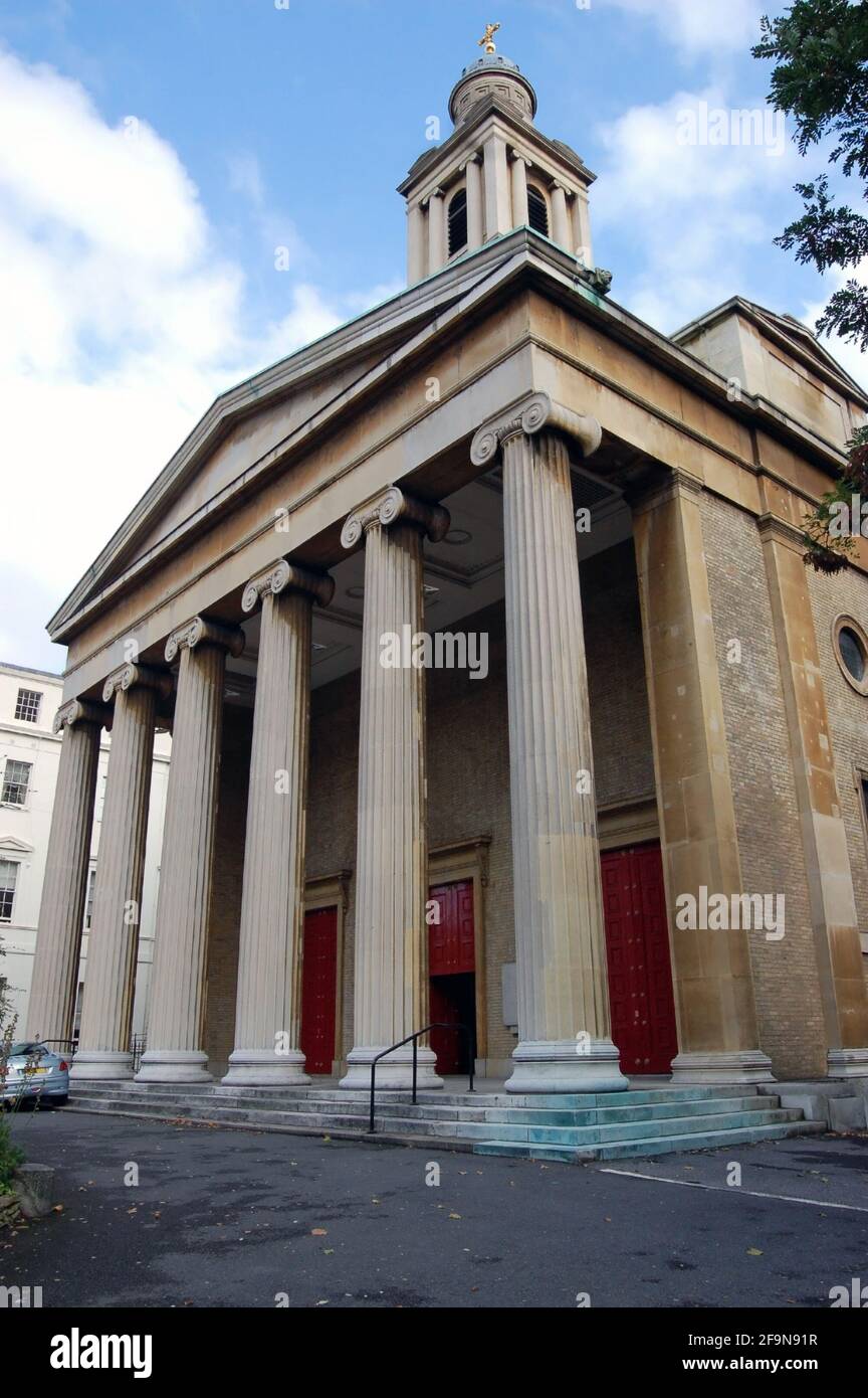 Der klassische Portikus der Kirche Saint Peter, Eaton Square im Stadtteil Belgravia von Westminster, Central London. Die georgische Kirche war ori Stockfoto