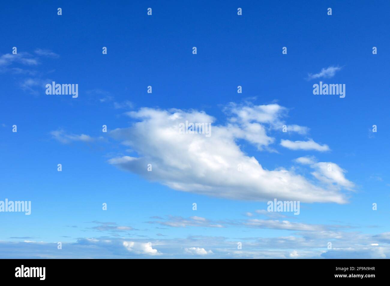Blauer Himmel mit einigen Wolken als natürlicher Hintergrund Stockfoto