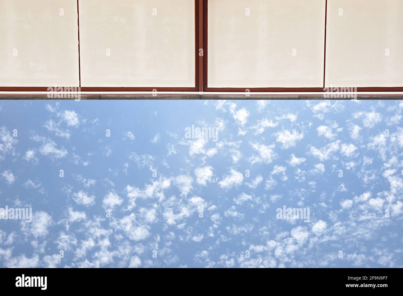 Dachüberhänge auf blauem Himmel - Blick nach oben Winkel Stockfoto