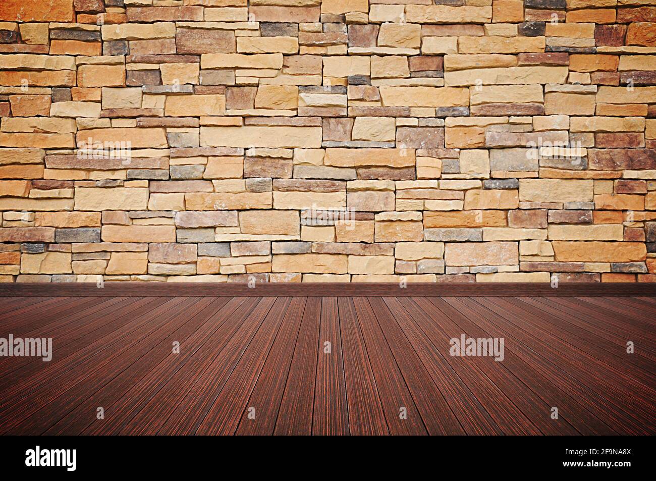 Holzboden mit Steinwand - leerer Raum im Hintergrund Stockfoto