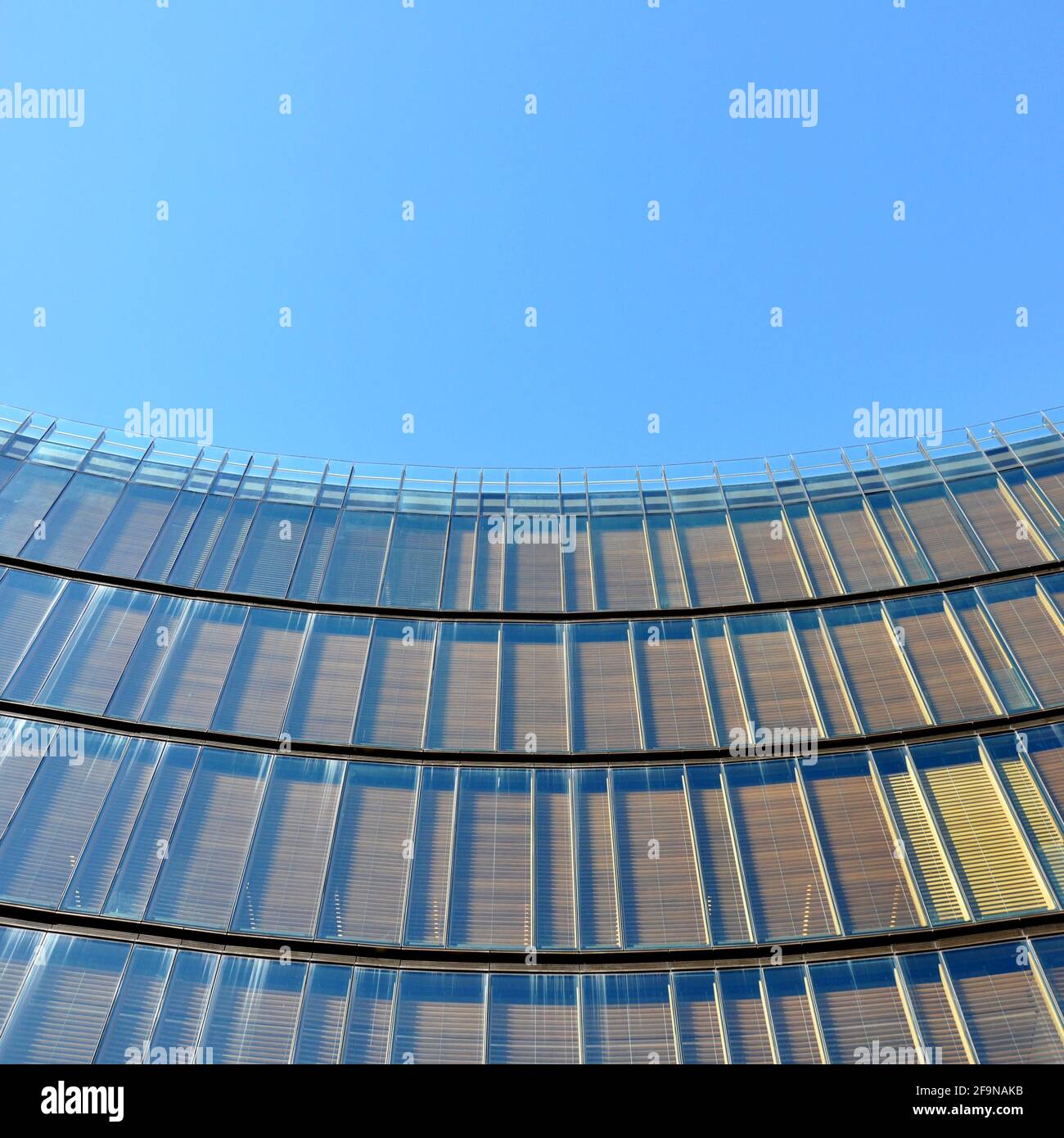 Geschwungene Gebäudefassade – Blickwinkel Stockfoto