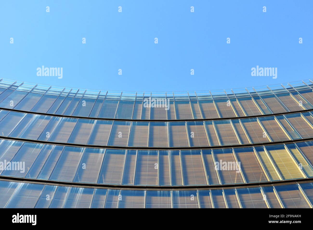 Geschwungene Gebäudefassade – Blickwinkel Stockfoto