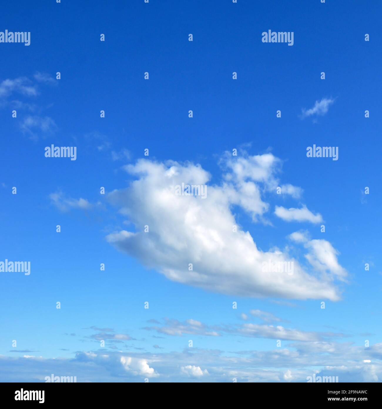 Blauer Himmel mit einer Gruppe von Wolken in der Mitte Stockfoto