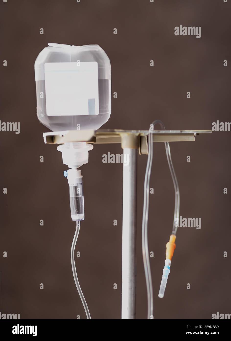 Medizinischer Tropfen auf dem grauen Hintergrund. Intravenöser Tropf Stockfoto