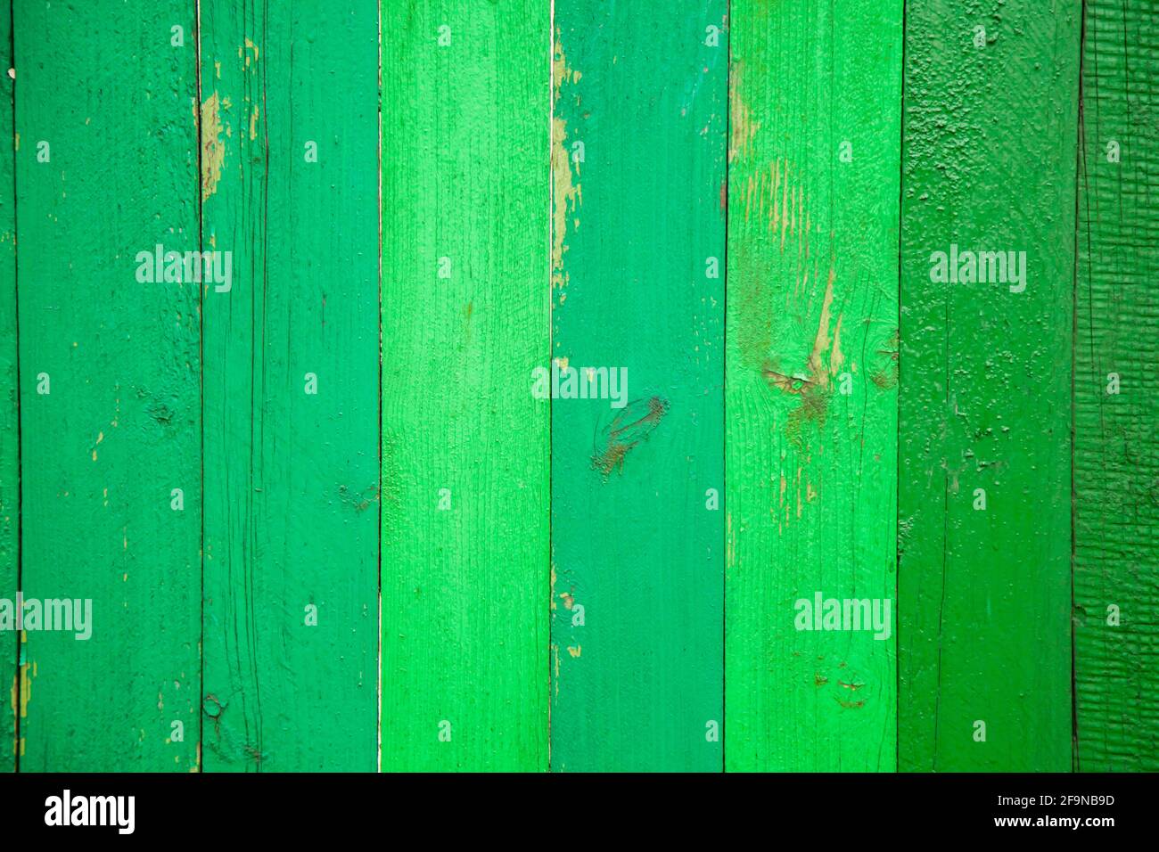 Die Textur des alten grünen Brettes befindet sich diagonal Stockfoto