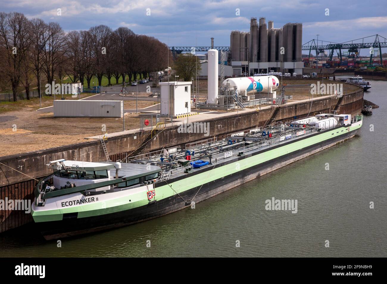 Das Erdgas-betriebene Tankschiff Ecotanker II am Ufer-zu-Schiff Bunkerstation für Flüssigerdgas (LNG) im Rhein Hafen in der To Stockfoto
