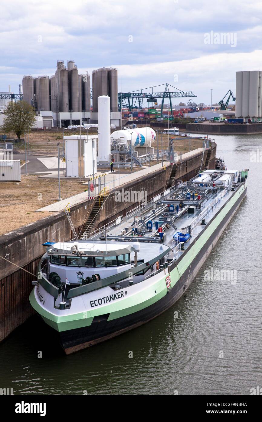 Das Erdgas-betriebene Tankschiff Ecotanker II am Ufer-zu-Schiff Bunkerstation für Flüssigerdgas (LNG) im Rhein Hafen in der To Stockfoto
