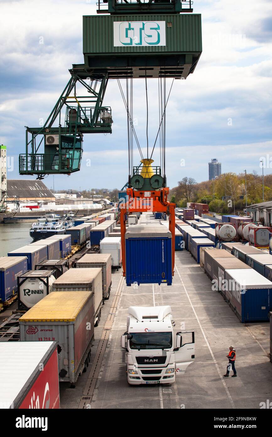 Ein Portalkran am Containerterminal im Rheinhafen Niehl, verladen auf Güterzüge und LKW, Köln, Deutschland. Portalkran am Container-Te Stockfoto