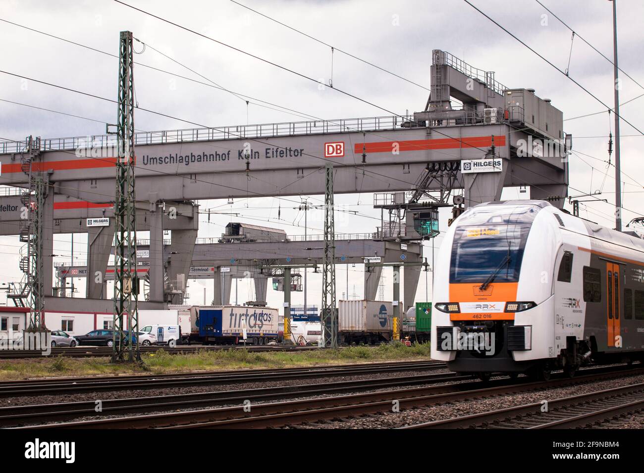 Güterbahnhof Köln Eifeltor, es ist Deutschlands größter Güterbahnhof für kombinierten Schiene-Straße-Güterverkehr, RRX Regionalzug, Köln, Deutschland. Der Gu Stockfoto