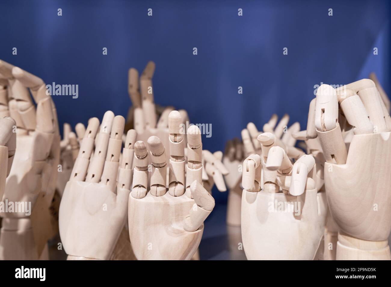 Dummy-Modell hölzerne menschliche Hände Geste auf Regal auf blauem Hintergrund Nahaufnahme gesetzt. Schaufensterpuppe Handkollektion Nahaufnahme. Stockfoto
