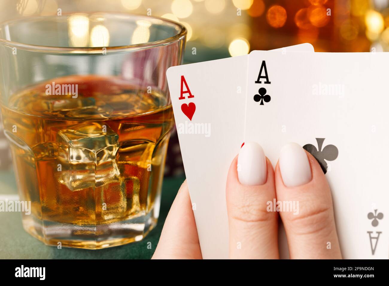 Weibliche Hand mit Spielkarten im Casino Stockfoto