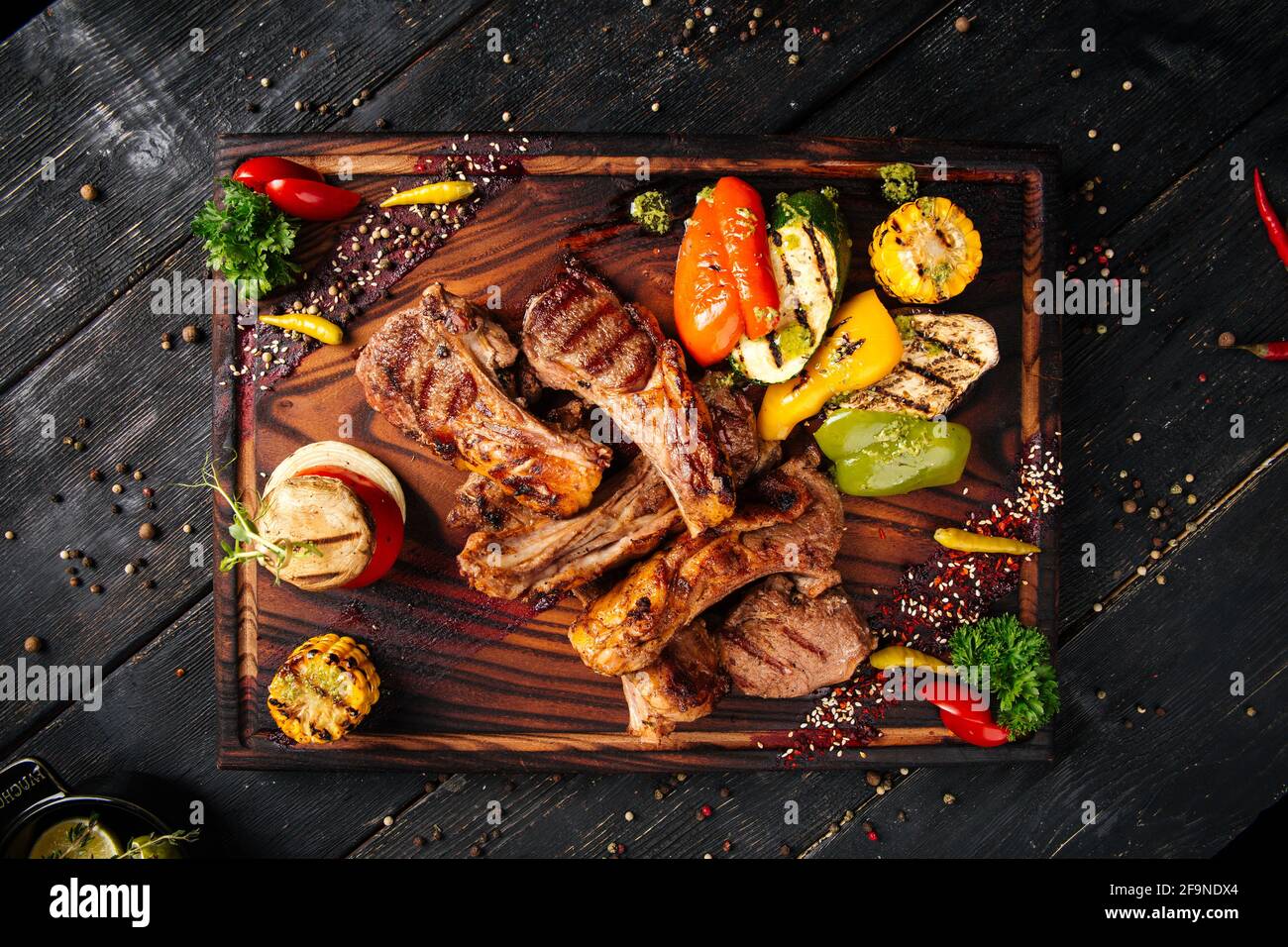 Gegrillte Lammrippchen mit Gemüse Stockfoto