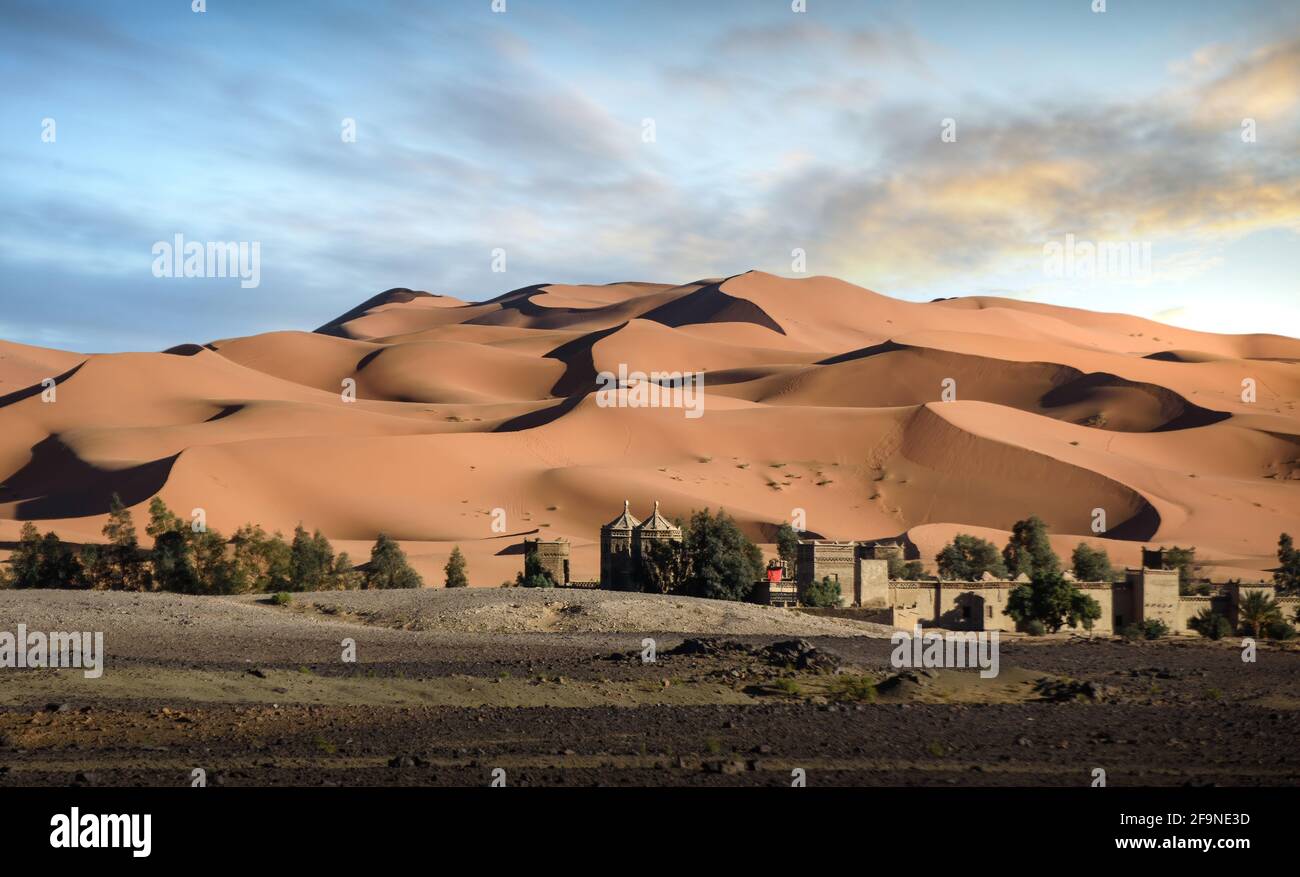 Dünen in der Sahara-Wüste bei Merzouga, Marokko, Afrika bei Sonnenuntergang. Schöne Sandlandschaft mit herrlichem Himmel. Stockfoto