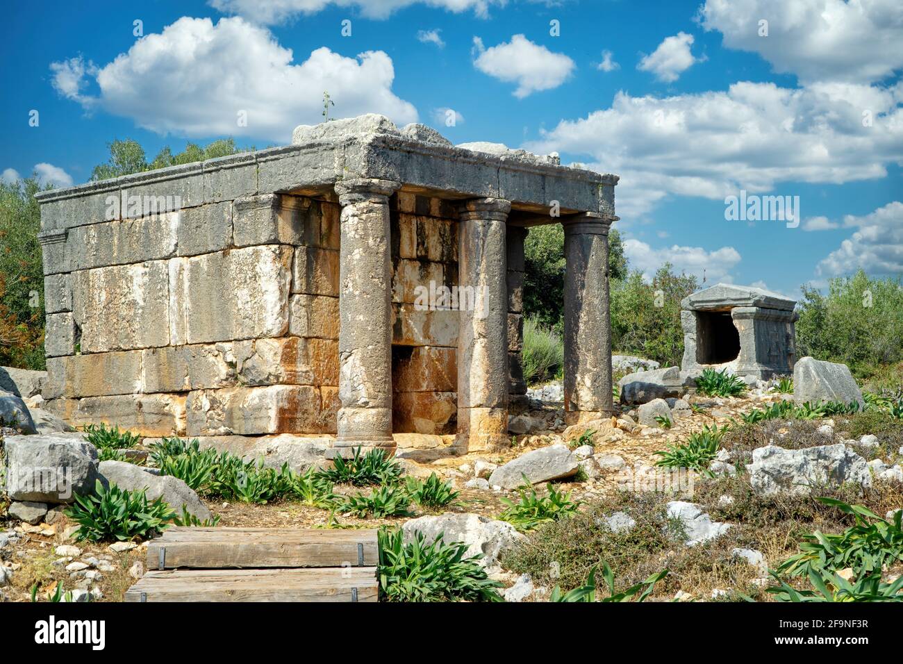 Monumentales Grab Mit Drei Säulen Aus Kanlidivane (Canytelis), Mersin, Türkei Stockfoto
