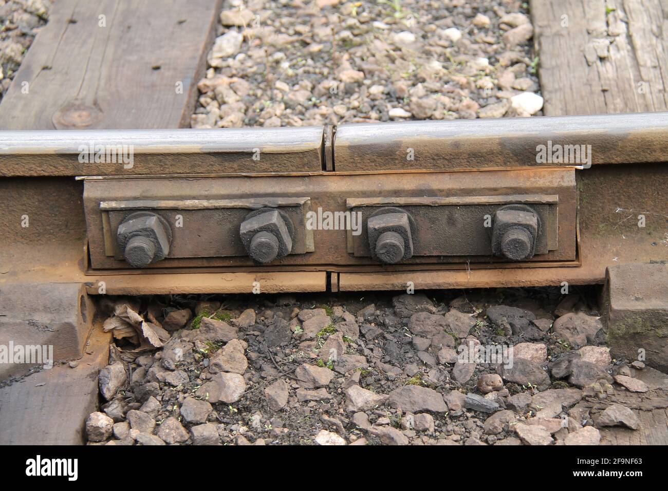 Ein Vintage-Fischteller auf einem Eisenbahntrasse-Gelenk. Stockfoto