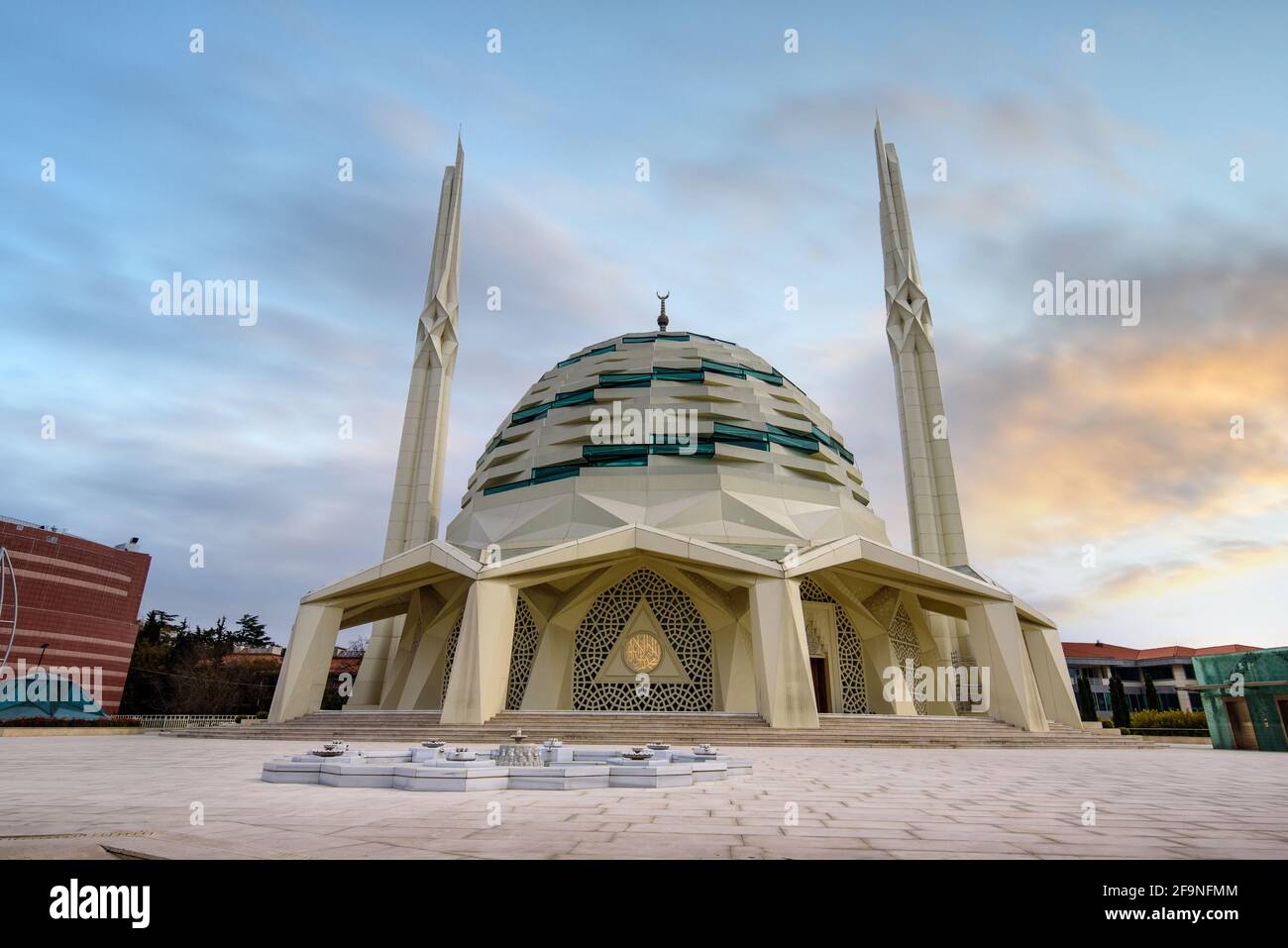 Istanbul, Türkei. Marmara Universität Theologische Fakultät Moschee in Altunizade. Neue moderne Moschee Stockfoto