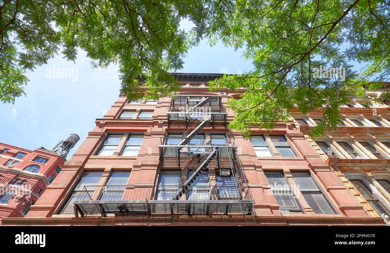 Blick auf ein altes Gebäude mit Feuerschutzanlage, New York City, USA. Stockfoto