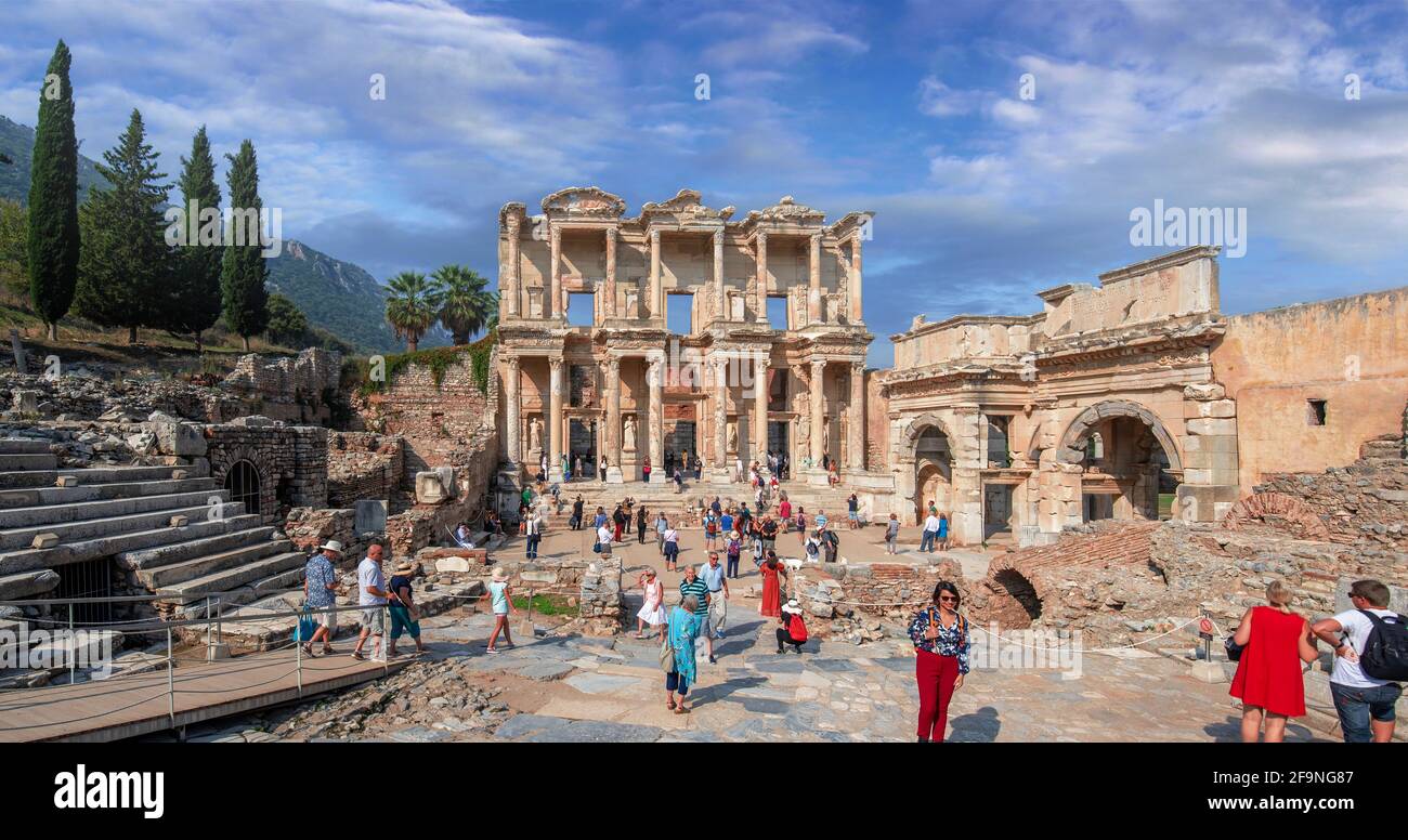 Ephesus, Selcuk, Izmir, Türkei. Bibliothek von Celsus und Skulptur in der antiken Stadt Efes. Das UNESCO-Weltkulturerbe Stockfoto
