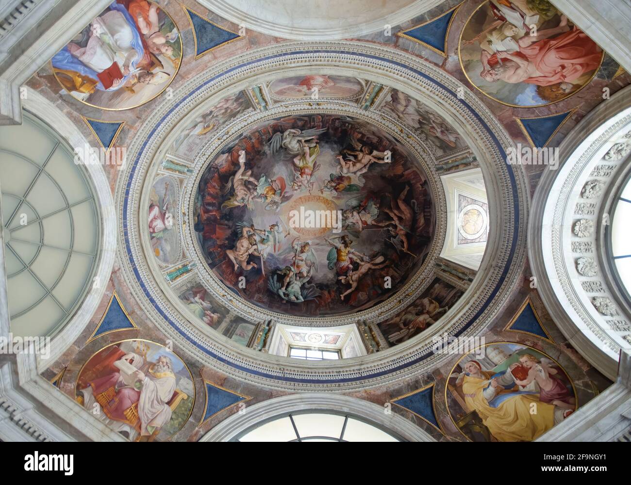 Vatikanstadt, Rom, Italien. Das Innere des Vatikanischen Museums. Wunderschöne Decke Stockfoto