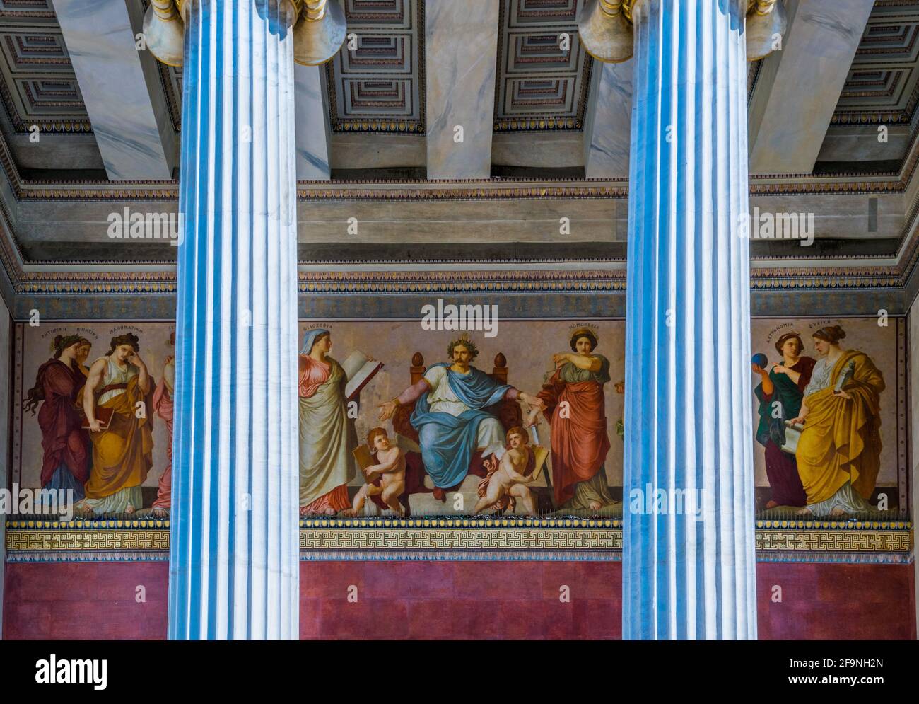 Schönes Gemälde an der Wand des National & Kapodistrian Universität von Athen hinter Säulen versteckt Stockfoto