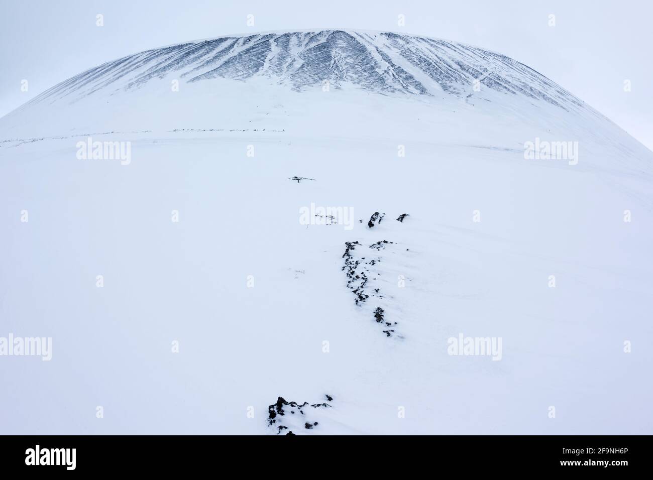 Hverfjall Vulkan Schnee bedeckt im Winter von seiner Basis aus gesehen Mit einem Ultra-Weitwinkelobjektiv Stockfoto