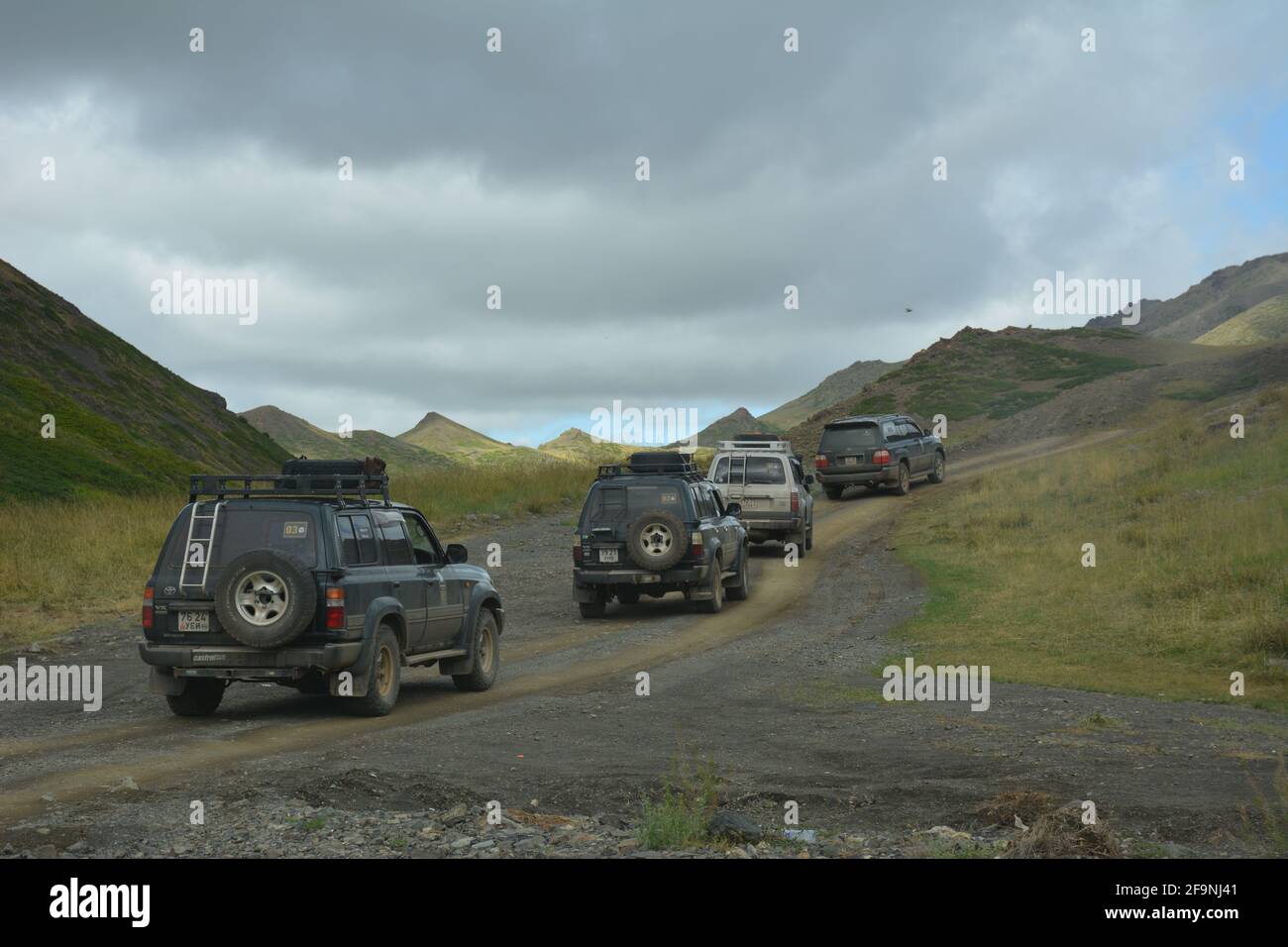 Ein Konvoi von 4x4 Touristenfahrzeugen im Gobi Gurvan Saikhan Nationalpark, Omnogovi, Mongolei. Stockfoto