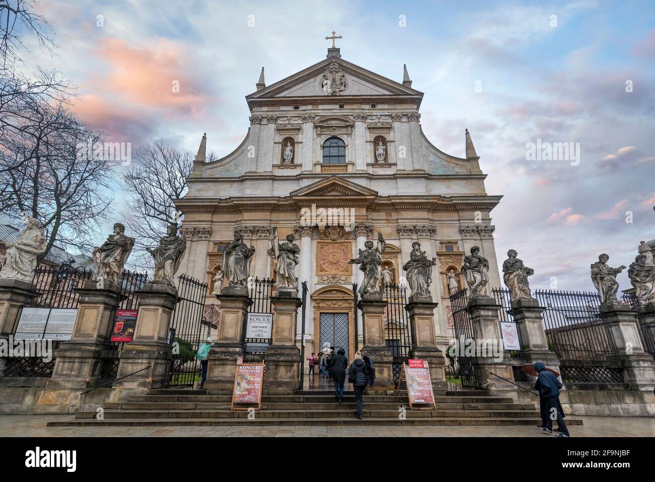 Krakau, Polen. Fassade und Statuen der Heiligen vor der Kirche der Heiligen Peter und Paul, im Barockstil erbaut Stockfoto