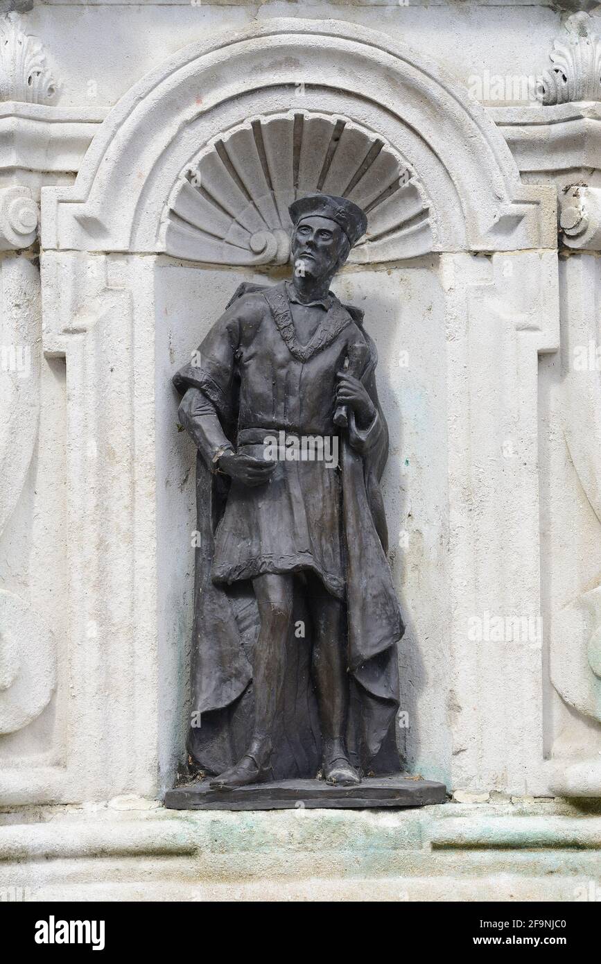 Canterbury, Kent, Großbritannien. Marlowe Memorial vor dem Marlowe Theater. Statue auf dem Sockel – Sir Johnson Forbes-Robertson als Dr. Faustus Stockfoto