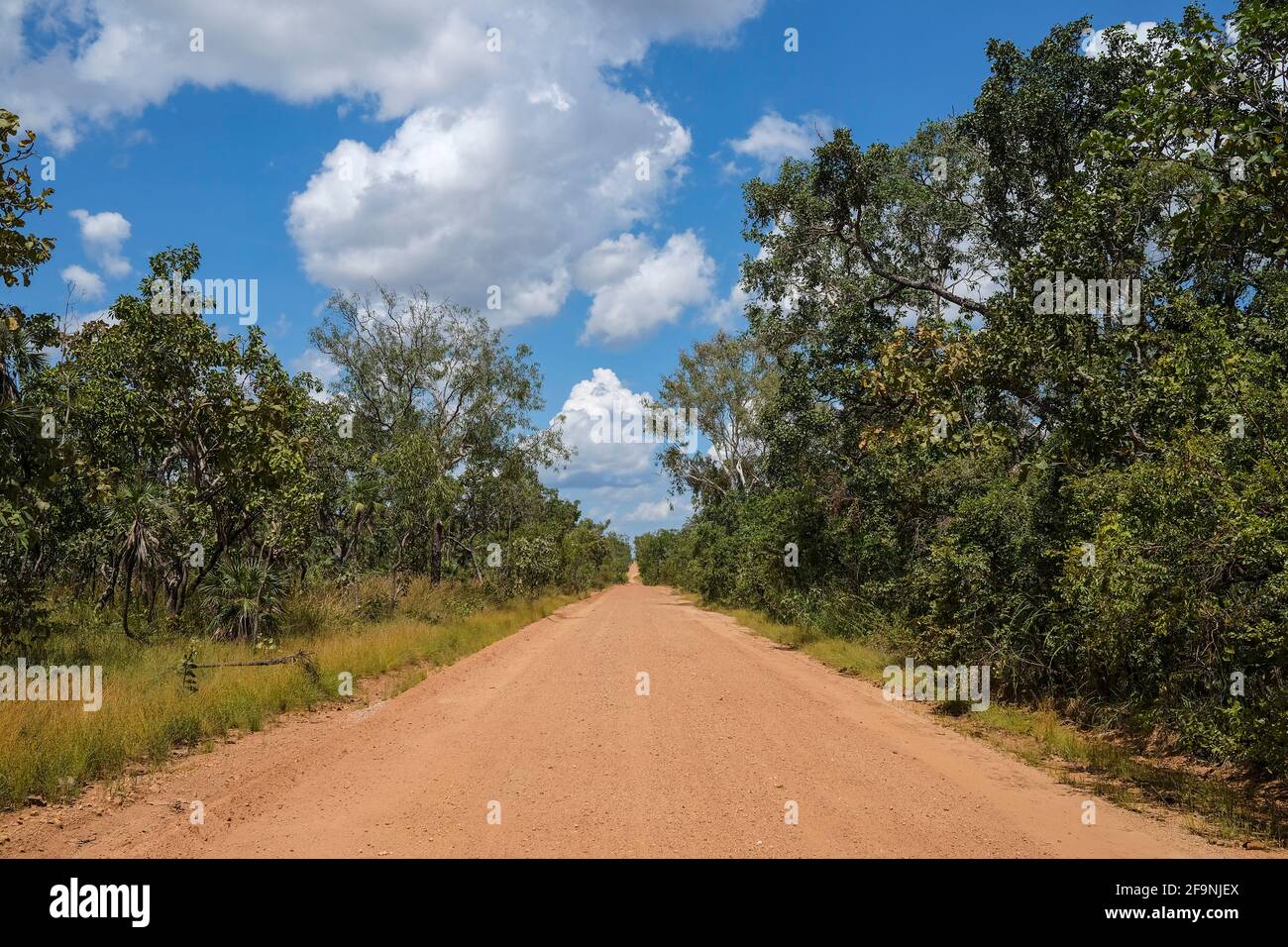 Unbefestigte Straße im australischen Outback, Northern Territory, Australien. Stockfoto