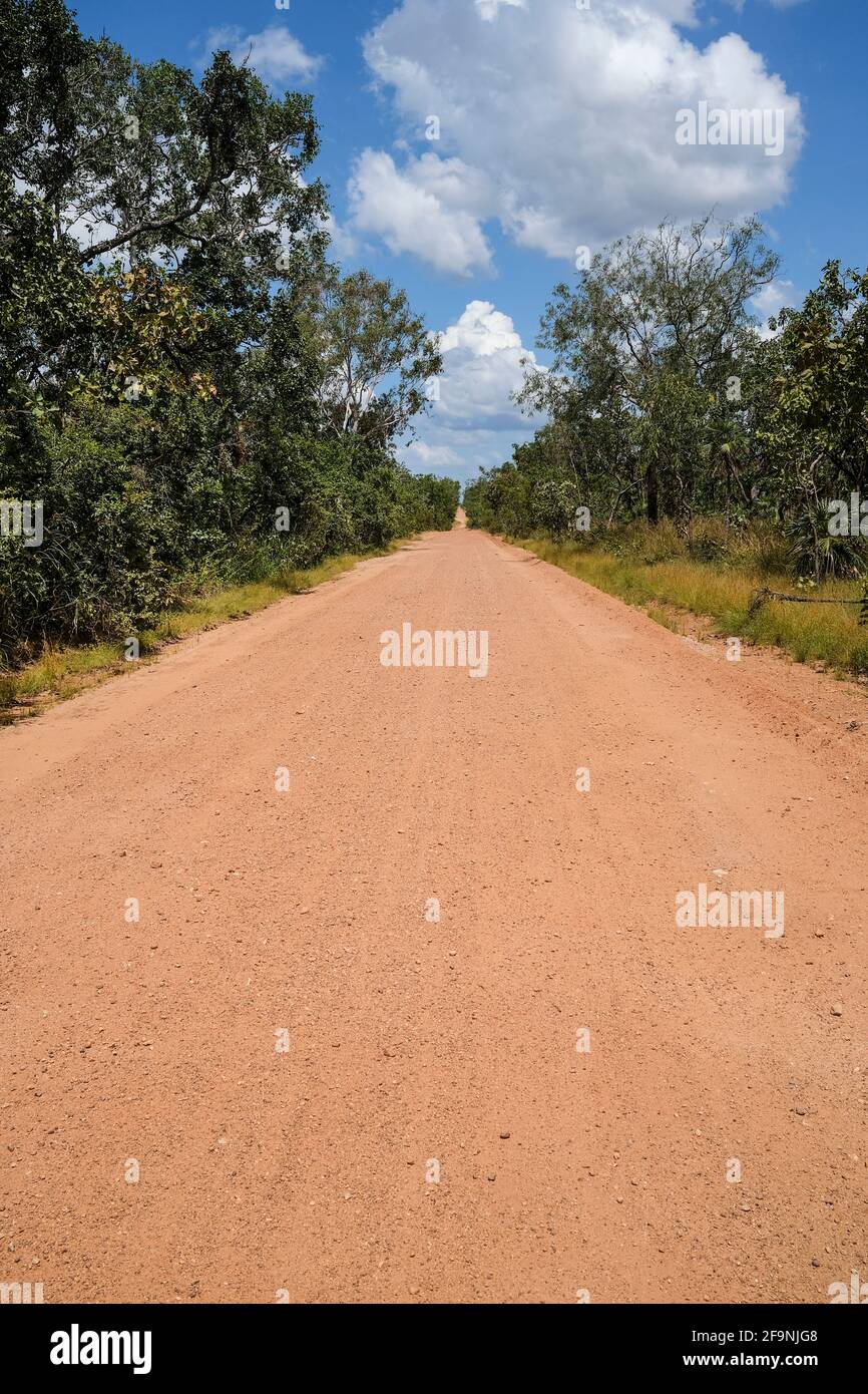 Unbefestigte Straße im australischen Outback, Northern Territory, Australien. Stockfoto