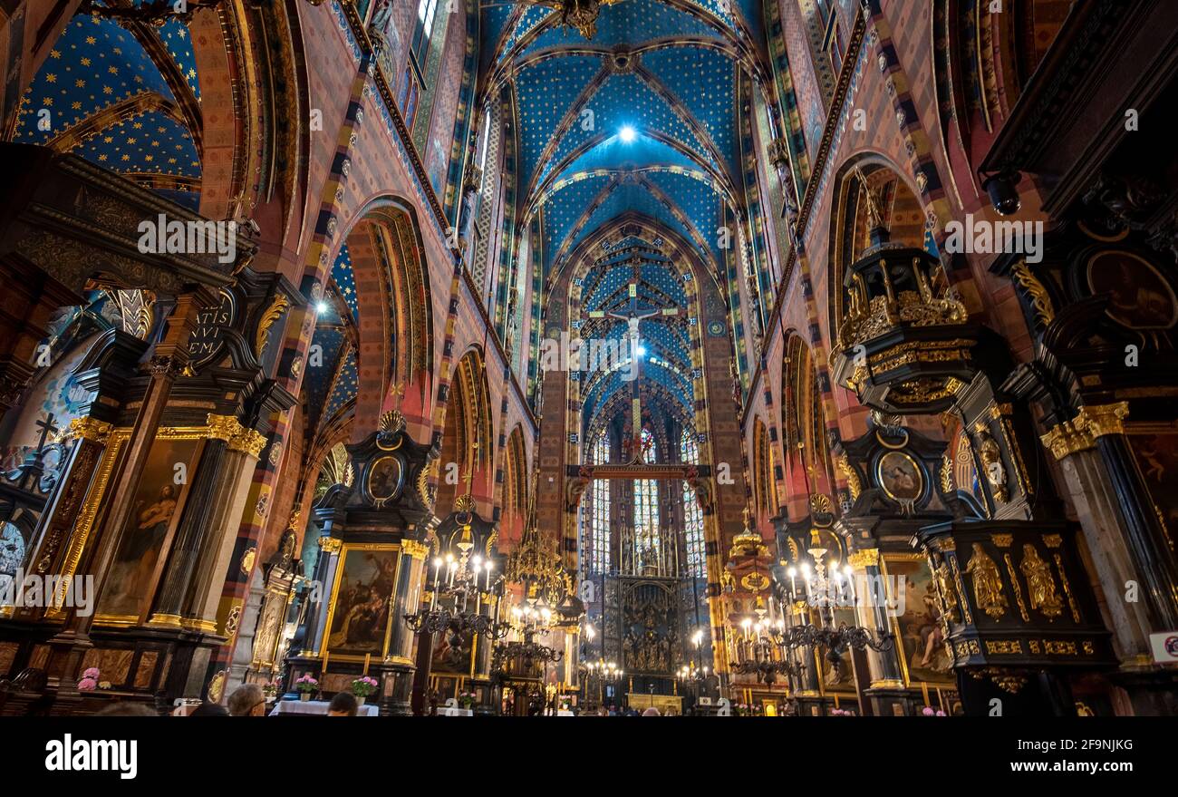 Krakau, Polen - Innere der Marienbasilika. Die Kirche befindet sich auf dem Hauptmarkt und hat eine der schönsten Decken. Stockfoto