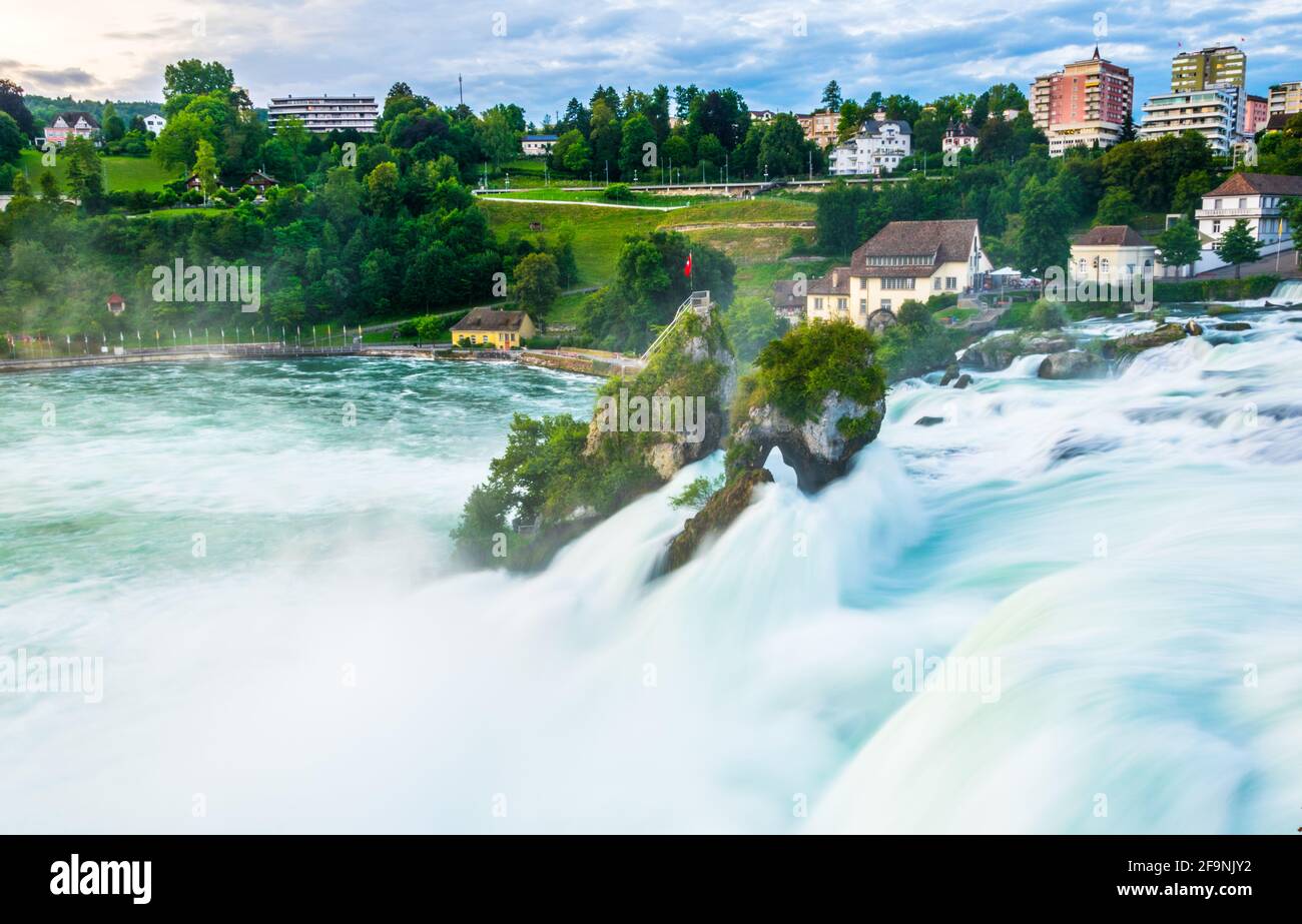 Blick auf den größten Wasserfall europas - Rheinfall - bei Sonnenuntergang in der Nähe von Schaffhausen, Schweiz Stockfoto