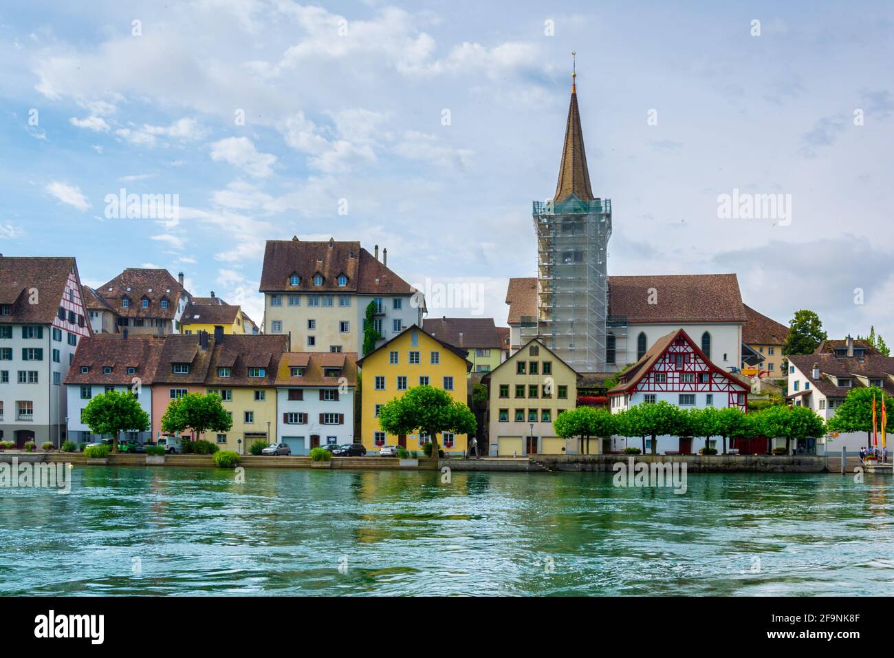 Blick auf bischofszell Stadt in der Schweiz, die verbunden ist mit einer überdachten Holzbrücke über den Fluss Rhein, Deutschland Stockfoto