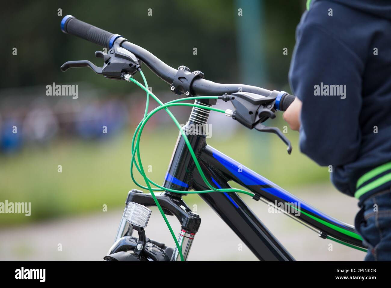 Fahrrad mit Gangschaltung, Bremsen und Lenker Stockfotografie - Alamy