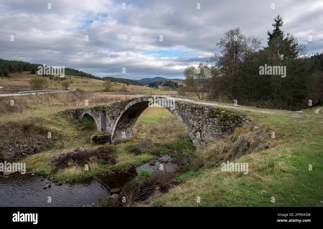 Alte römische Brücke im Rhodopen-Gebirge in der Nähe von Zmeisa Dorf, Bulgarien. Stockfoto