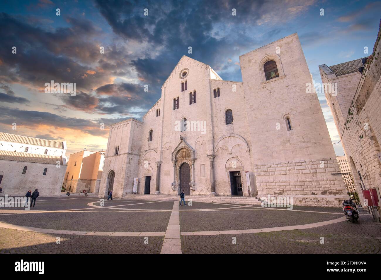 Bari, Apulien, Italien. Die Basilika des Heiligen Nikolaus (San Nicola) bei Sonnenuntergang. Römisch-katholische Kirche in der Region Apulien Stockfoto