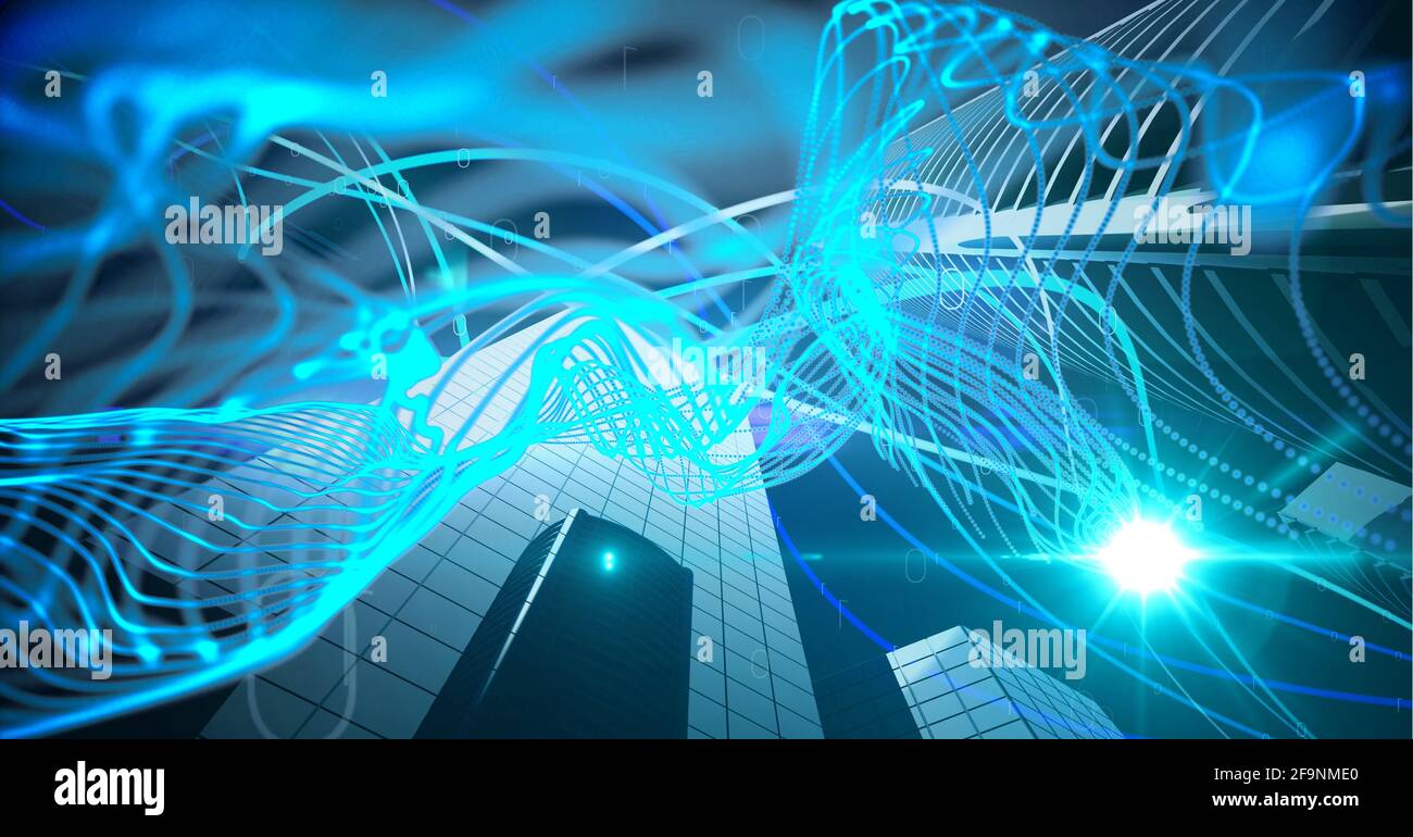 Zusammensetzung von mehreren blauen elektrischen Lichtspuren über Computerservern Stockfoto