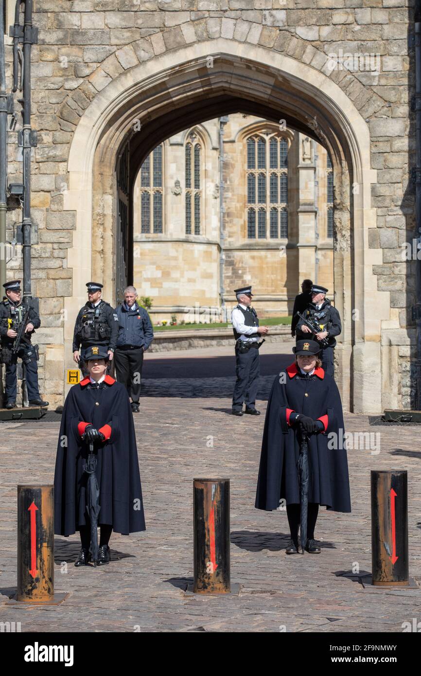 Königliche Beerdigung in Windsor: Schlosswächter während des Aufbaus des Beerdigung von Herzog von Edinburgh in Windsor, Berkshire, England, Vereinigtes Königreich Stockfoto