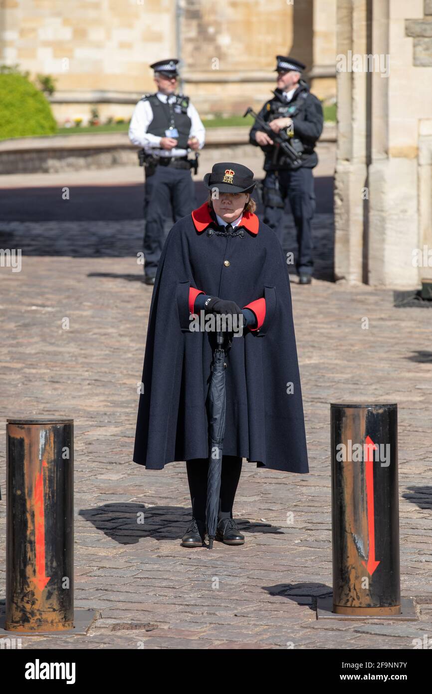 Königliche Beerdigung in Windsor: Schlosswächter während des Aufbaus des Beerdigung von Herzog von Edinburgh in Windsor, Berkshire, England, Vereinigtes Königreich Stockfoto