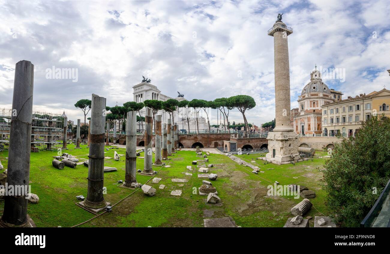 Forum von Caesar und Trajans Säule (Colonna Traiana) in Rom, Italien Stockfoto