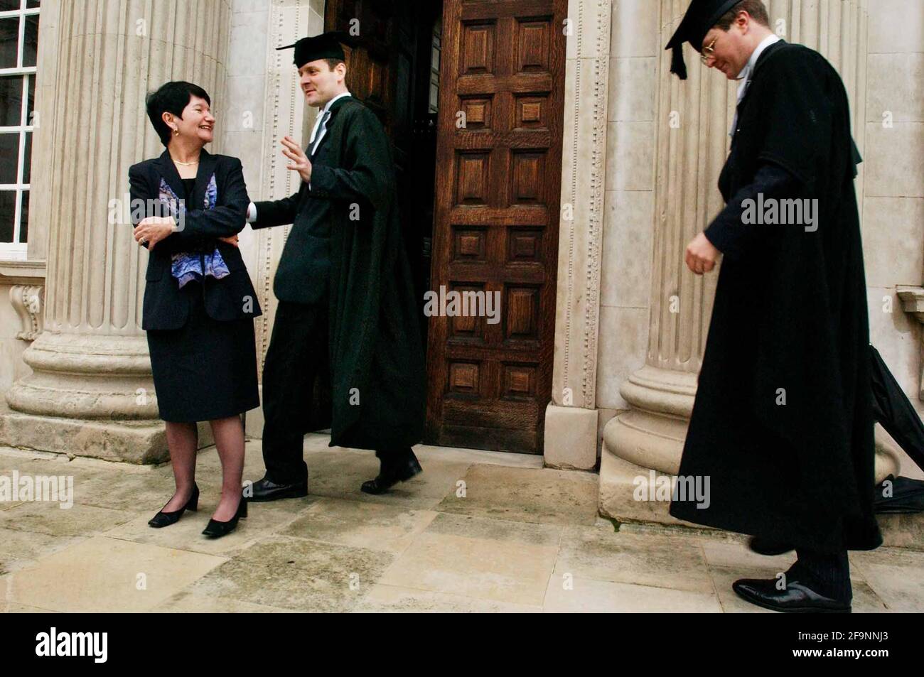 DER NEUE VIZEKANZLER DER UNIVERSITÄT CAMBRIDGE, PROF ALISON RICHARD, HAT SICH VON DEN HOCHSCHULPROKTOREN UMGEGEBEN. 4/12/02 PILSTON Stockfoto