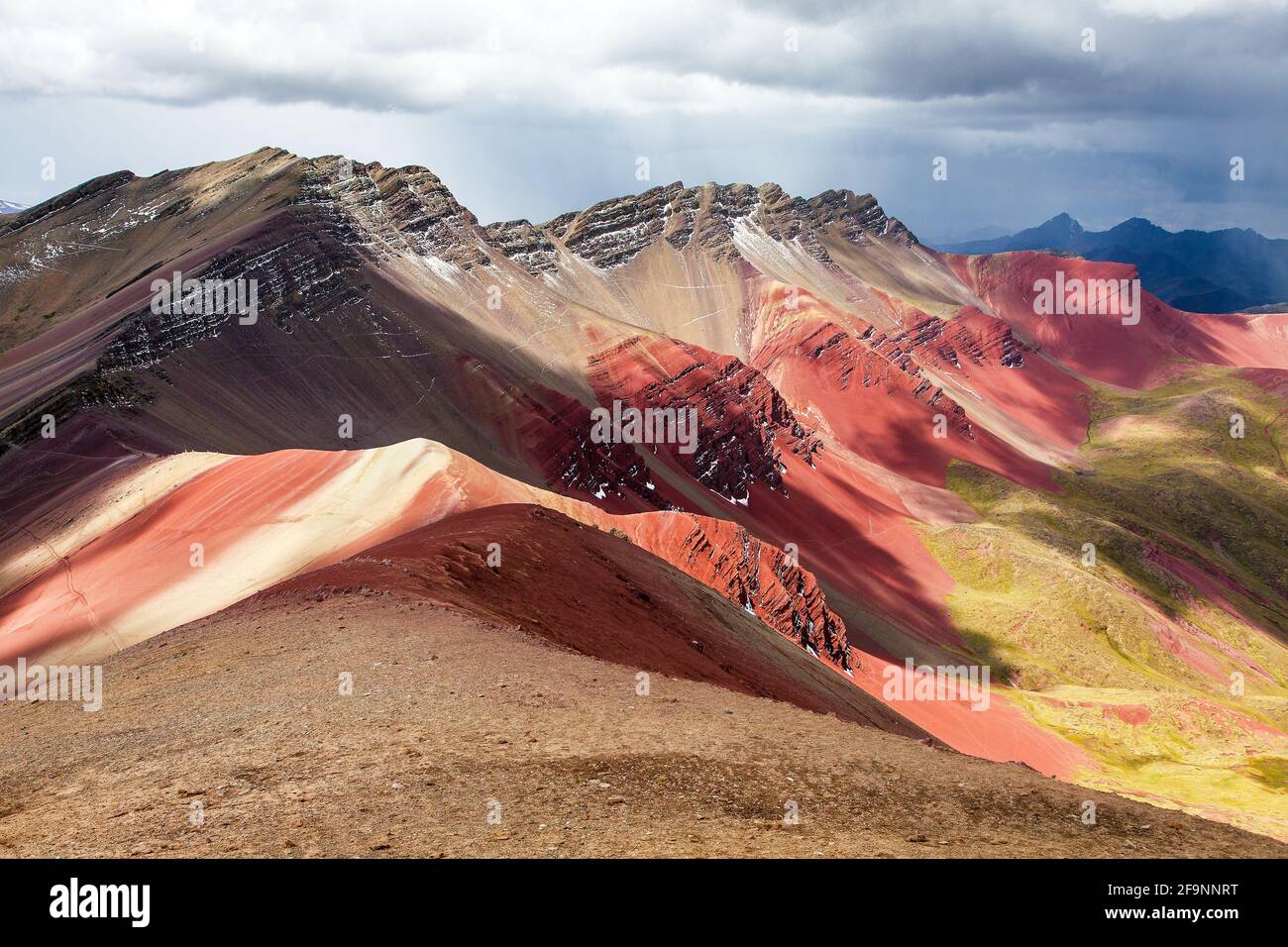 Rainbow Mountain oder Vinicunca Montana de Siete Colores und schönen Himmel, Cuzco oder Cusco Region in Peru, peruanischen Anden, Panoramablick Stockfoto