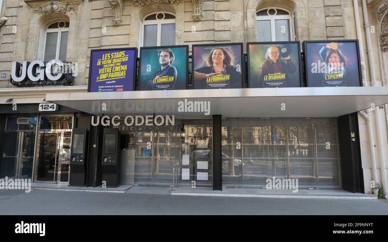 FILMPLAKATE IN DEN PARISER KINOS ZEIGEN HELDEN DES LOCKDOWN Stockfoto