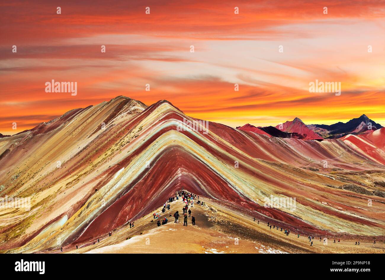 Rainbow Mountain oder Vinicunca Montana de Siete Colores mit schönem Abendhimmel bei Sonnenuntergang, Cuzco oder Cusco Region in Peru, peruanische Anden, PAN Stockfoto