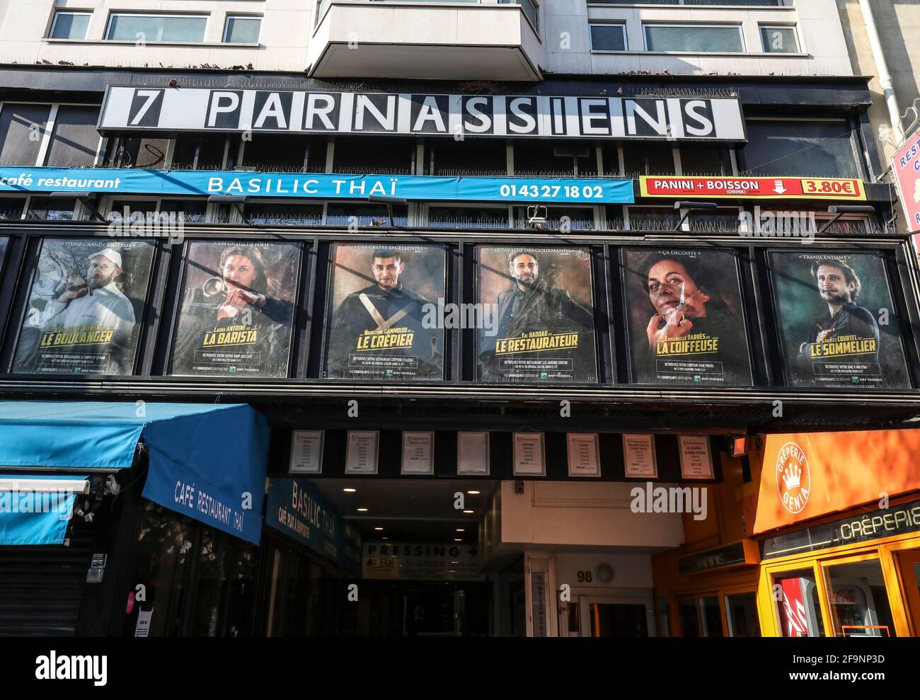 FILMPLAKATE IN DEN PARISER KINOS ZEIGEN HELDEN DES LOCKDOWN Stockfoto